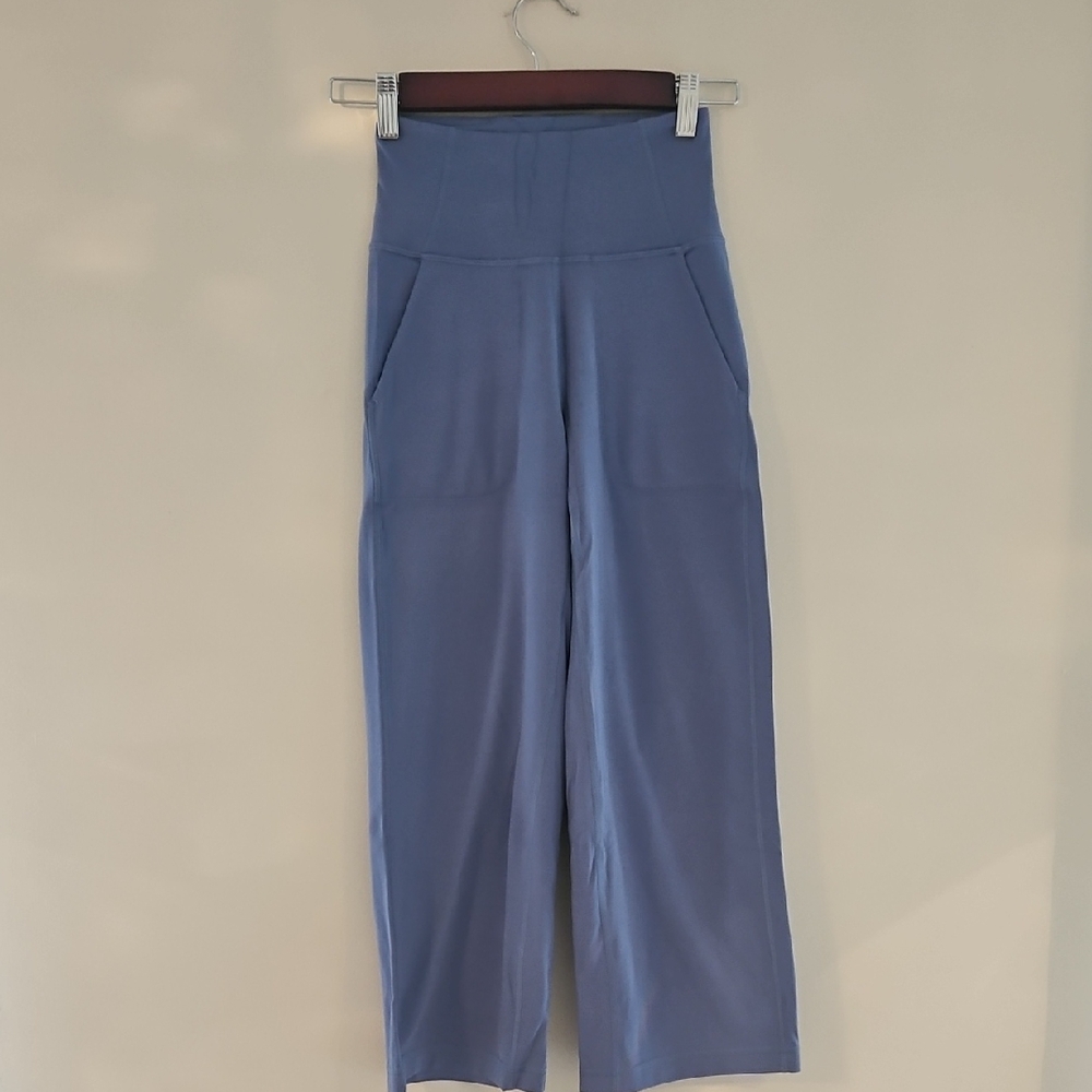 Lululemon Women's Blue Cropped High-Waisted Pants
